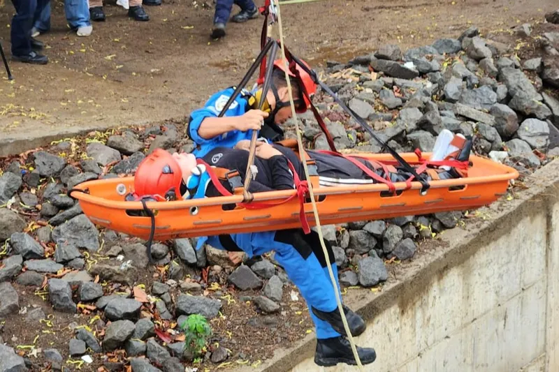 Bomberos refuerzan rescate acuático ante intensas lluvias