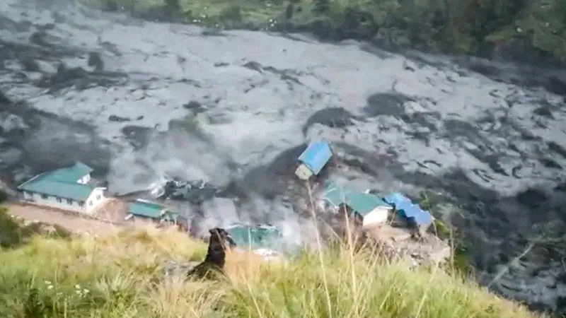 Inundaciones repentinas dejan desaparecidos y decenas de evacuados en Nepal
