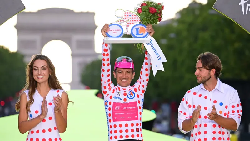 Richard Carapaz cierra un Tour de France de ensueño: dos etapas, maillot de la montaña y premio al supercombativo