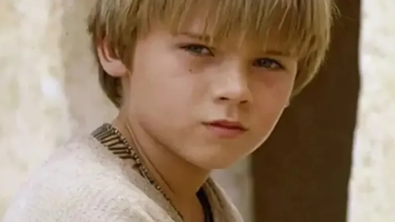 El niño que fue Anakin Skywalker cuenta que se retiró de la actuación por problemas de salud mental y esquizofrenia, así se ve hoy lejos de Hollywood
