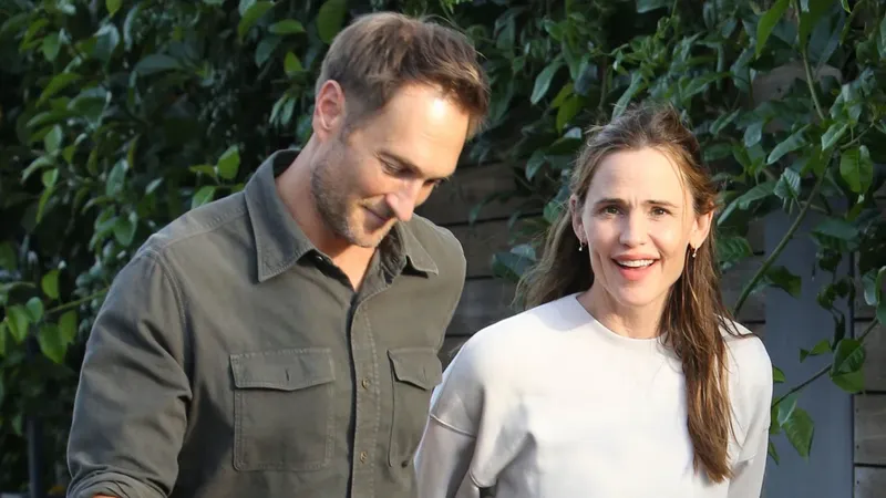 Jennifer Garner reaparece sonriente junto a su novio por primera vez este 2026