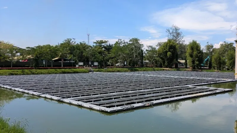 Un lago suizo tiene un parque solar que desaparece seis meses al año: cuando el agua baja, sus 1.400 paneles quedan posados sobre el fondo