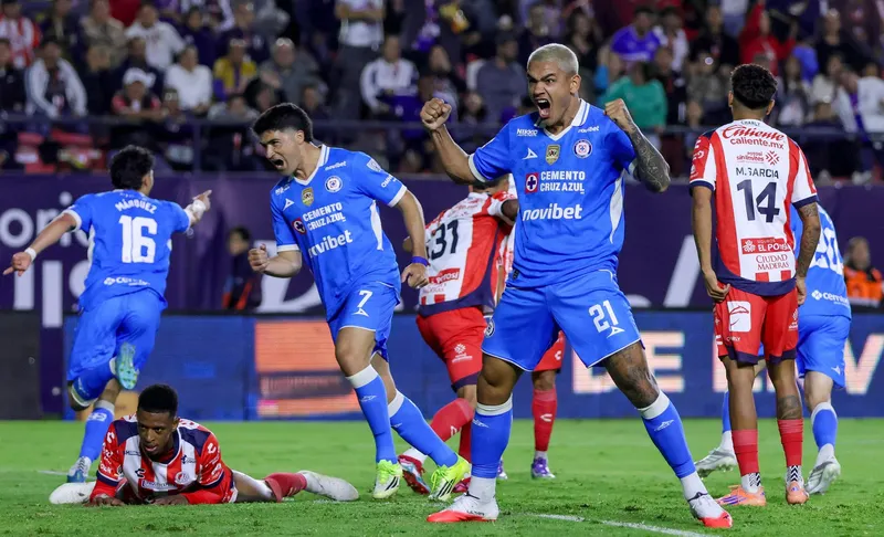Gran remontada del campeón Cruz Azul en su visita a San Luis
