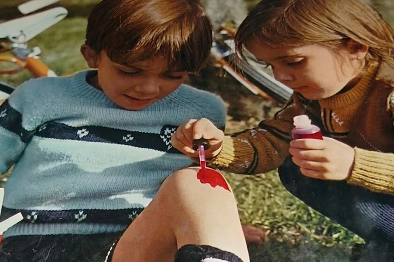 Aquel líquido rojo mágico que todos llevábamos en las rodillas en los años 80 y 90 acabó prohibido por el mismo motivo que lo hizo parte de nuestra cultura popular