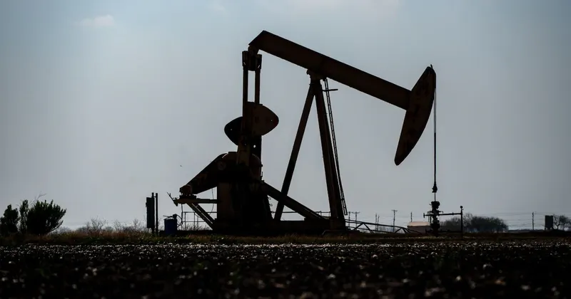 El petróleo cae mientras la diplomacia reduce temores de una escalada de la guerra con Irán