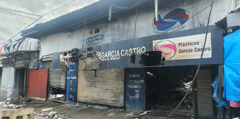 Incendio en bodegas del Oriental deja a más de 40 sin trabajo