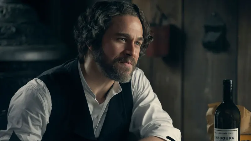 Charlie Hunnam no es el único que repite en la saga de 'Monstruo': Vicky Krieps interpretó a una sádica asesina antes de 'Monstruo: La historia de Lizzie Borden'