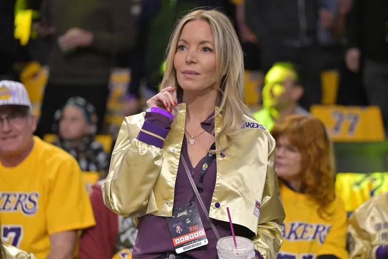Jeanie Buss impugna la venta de los Lakers