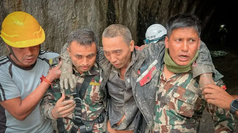 Nepal rescata con vida a dos personas diez días después de las devastadoras inundaciones