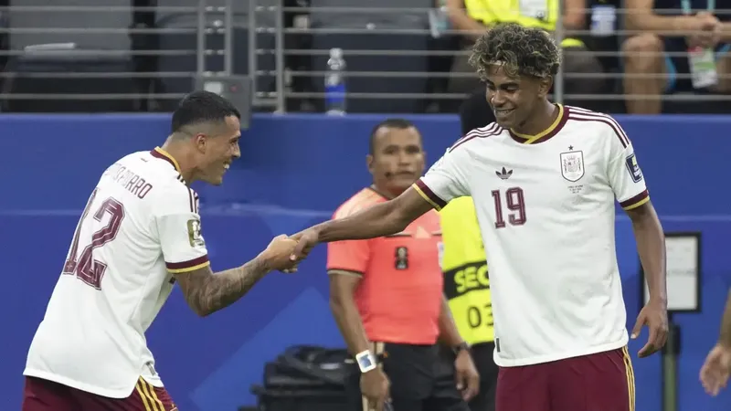 Se viene un colgante de oro con el ‘19’