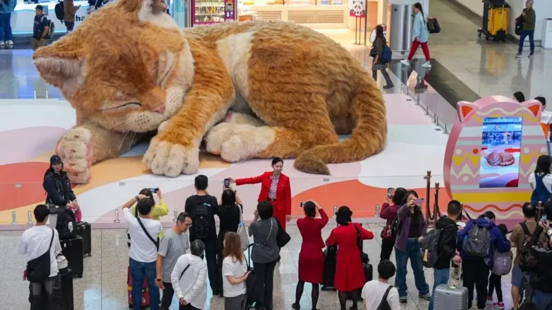 El aeropuerto de Hong Kong instaló por Pascua un gato interactivo de ocho metros. Debía quedarse solo un mes, pero terminó mudándose de terminal y ahora recibe viajeros las 24 horas