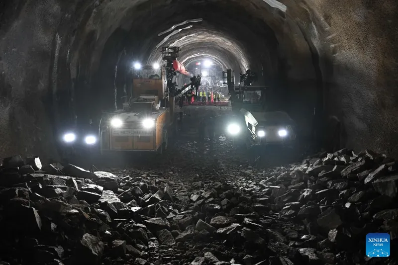 Túnel Jiangjunling del ferrocarril de alta velocidad Zhuhai-Zhaoqing perforado con éxito