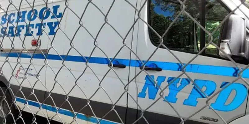 Violencia escolar en Nueva York: Estudiante huye tras herir a dos trabajadores educativos