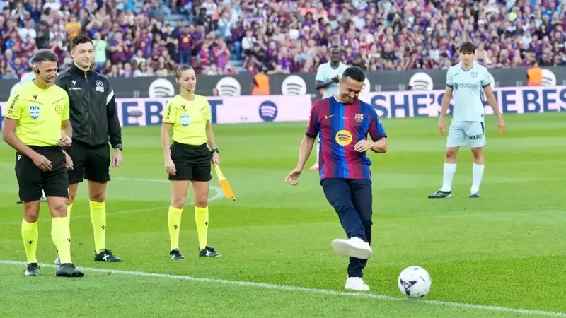 Pedro Rodríguez se lleva la ovación del Spotify Camp Nou tras colgar las botas