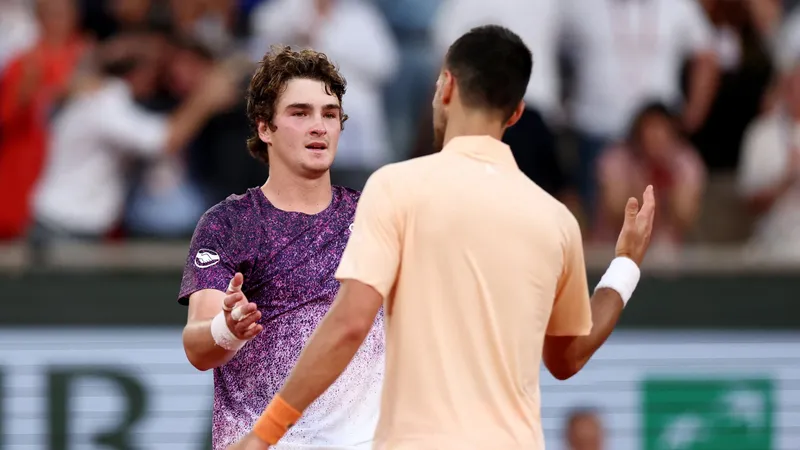 Joao Fonseca hace historia y elimina a Novak Djokovic