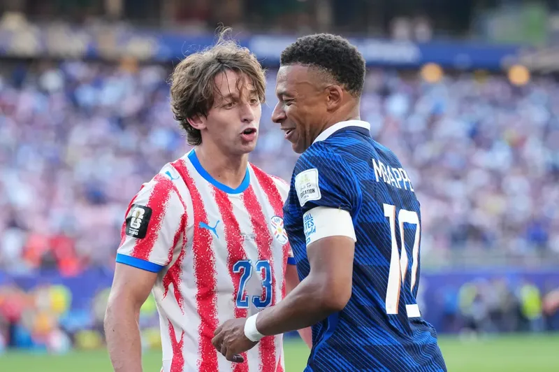 Mbappé asegura que Francia no tiene “problema” con jugar “fútbol socio”