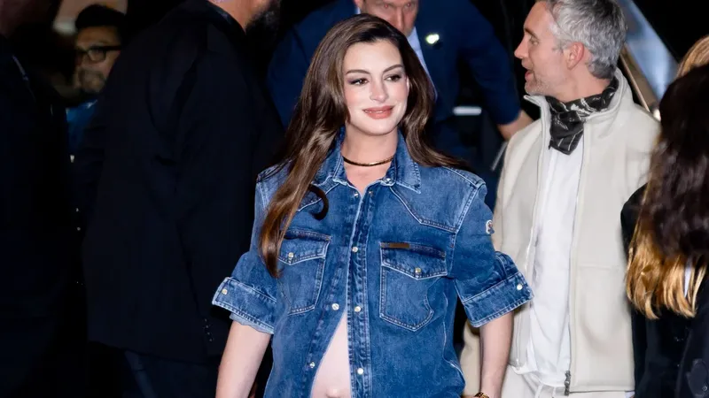 Anne Hathaway hace del total denim su apuesta de estilo mientras presume su embarazo