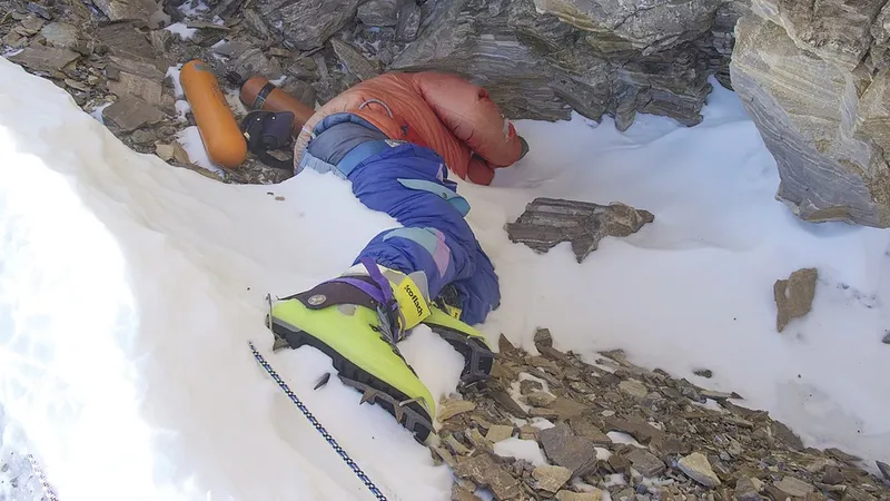 El enigma de 'Botas verdes': identifican al alpinista cuyo cuerpo lleva 30 años en el Everest