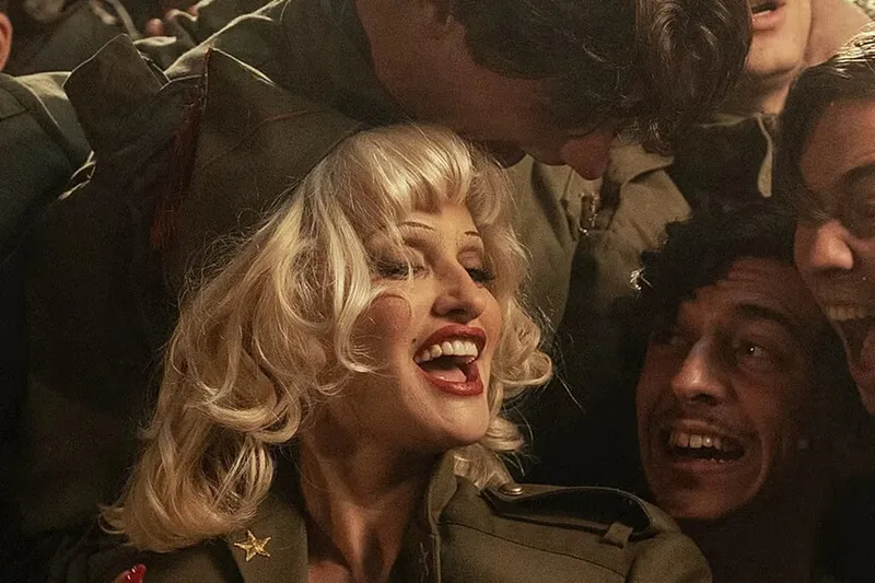 El hijo de Javier Bardem y Penélope Cruz acaba de debutar en 'La bola negra'. Solo tiene 15 años pero ha empezado por todo lo alto