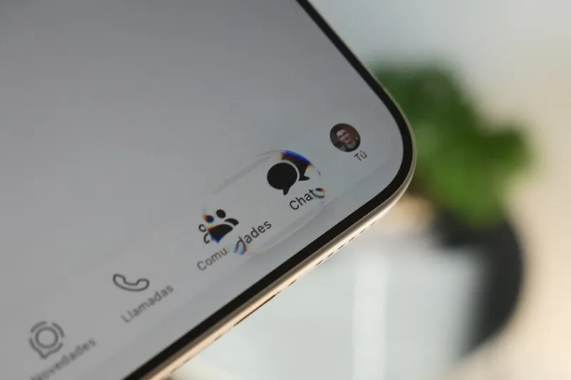 Liquid Glass arranca su despliegue masivo en WhatsApp. Si sigues sin verlo, esto es lo que a mí me funcionó para tenerlo