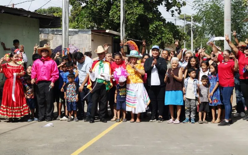 ALMA entregó calles para el pueblo a familias del barrio Walter Ferreti