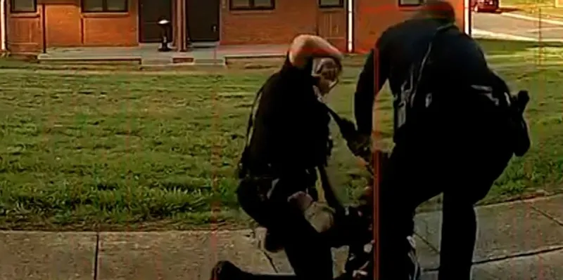 Abuso repugnante: Policía de EE.UU. golpea brutalmente a una mujer (VIDEO)