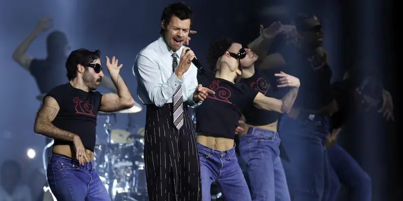 Harry Styles bromea sobre la boda de Taylor Swift durante concierto en Nueva York