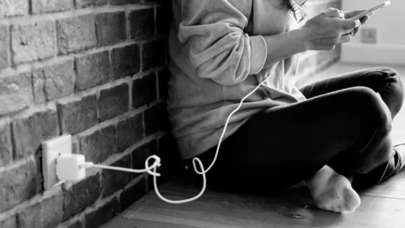 Primero el enchufe o primero el celular: el orden al cargar el teléfono importa mucho menos de lo que parece