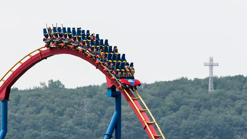 Six Flags cierra 10 montañas rusas tras muerte de visitante en Estados Unidos