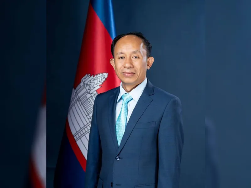 Embajador del Reino de Camboya presenta Copias de Estilo