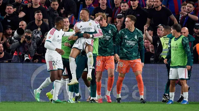 Real Madrid golpea al Barcelona con un doblete de Mbappé