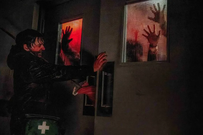 Zach Cregger, director de la nueva 'Resident Evil', tiene un cameo en la película, pero es tan discreto que podría pasar desapercibido