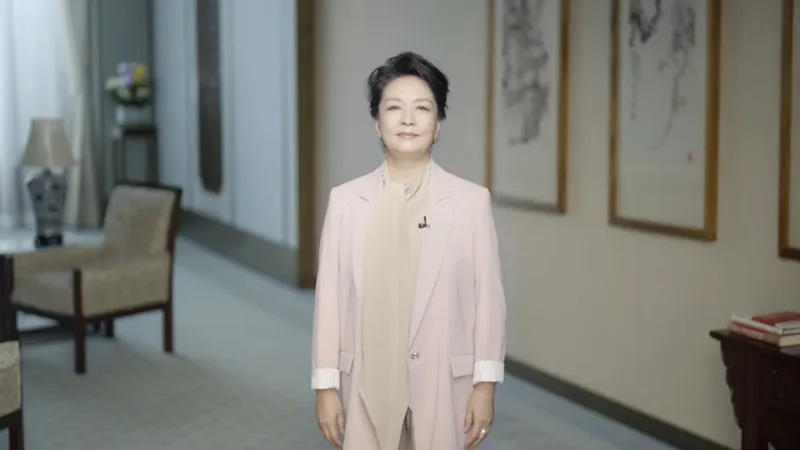Peng Liyuan pide a la comunidad internacional impulsar la educación de las mujeres para el acceso a las tecnologías digitales e inteligentes