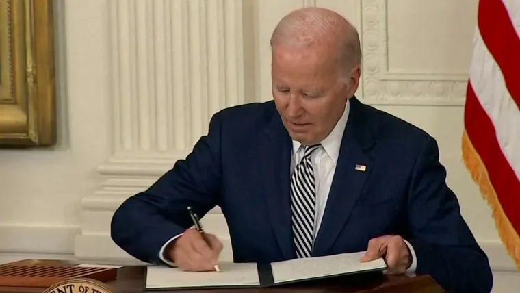 Biden demanda al Gobierno de EEUU