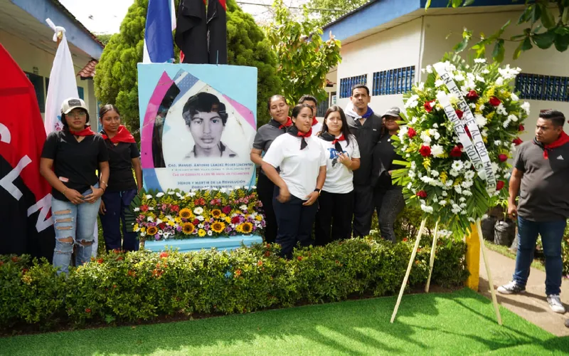Estudiantes técnicos honran el legado del héroe Manuel Landez