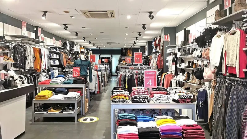 La popular tienda de ropa que cierra 36 establecimientos más: tiene una deuda de 69 millones de euros