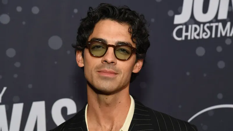 Conoce la marca inspirada en el fútbol que vistió a Joe Jonas para su visita a México