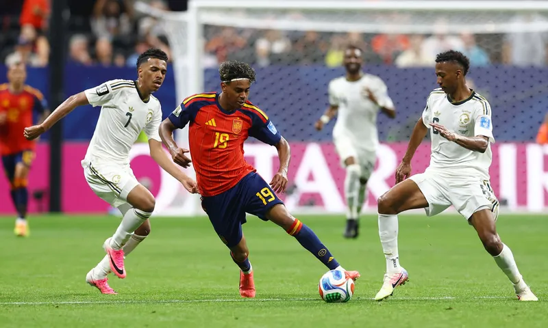 España regresa al juego y aplasta 4-0 a Arabia Saudí