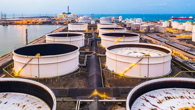 Occidente agota sus reservas de petróleo y teme precios de hasta US$200