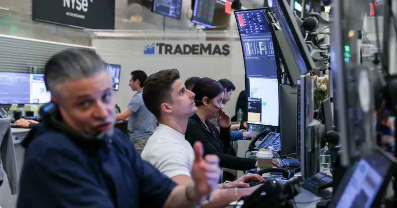 Wall Street cae y el dólar se fortalece tras sólido dato de empleo que apunta a tasas más altas