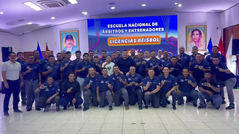 Primera generación de la Escuela Nacional de Árbitros de Béisbol recibe certificación