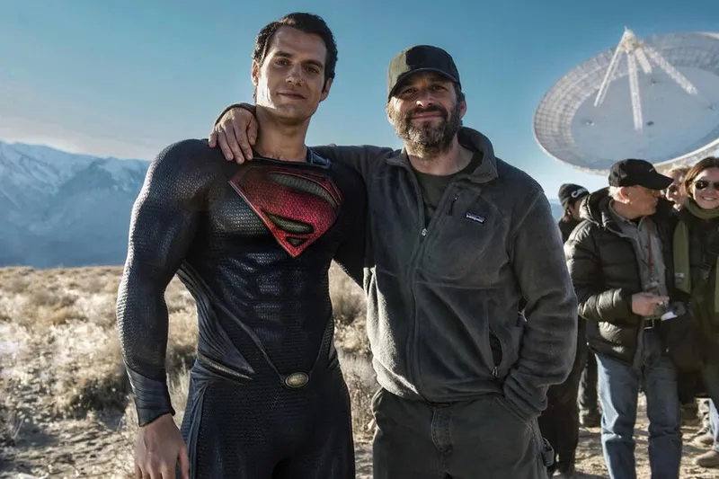 Zack Snyder explica qué diferencia sus adaptaciones de cómics con las películas de Marvel Studios: "Prefiero explorar la mitología del personaje"