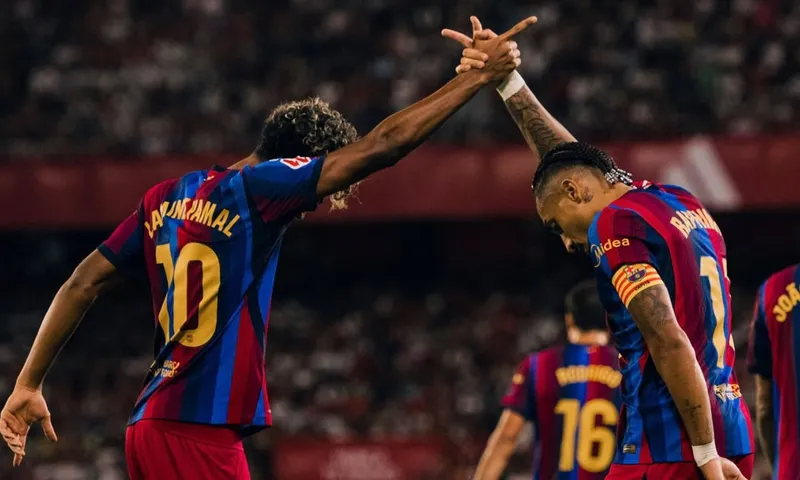 Raphinha marca un triplete y el Barcelona sigue perfecto en LaLiga