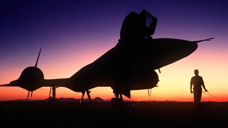 Estados Unidos quería construir un avión espía imposible de derribar por la URSS. El problema era que necesitaba comprarle a su enemigo el material para fabricarlo
