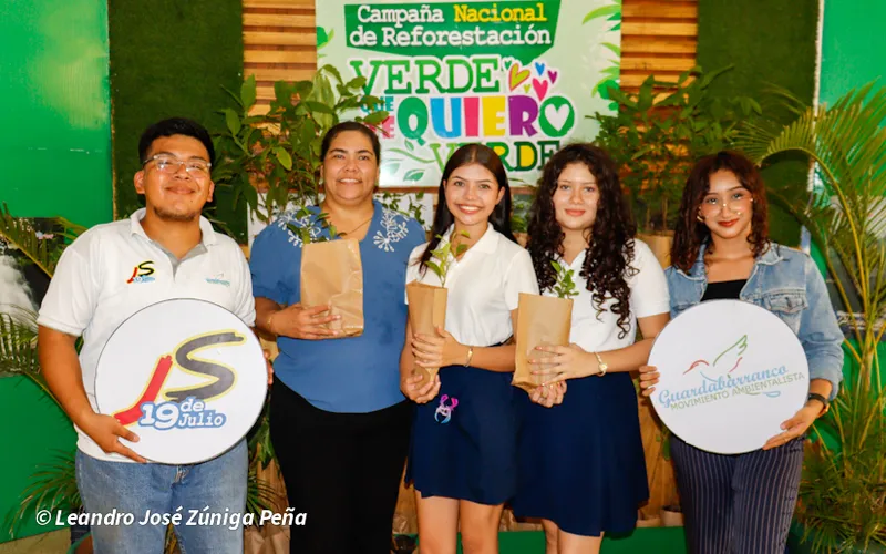 Estudiantes adoptan árboles para promover la reforestación