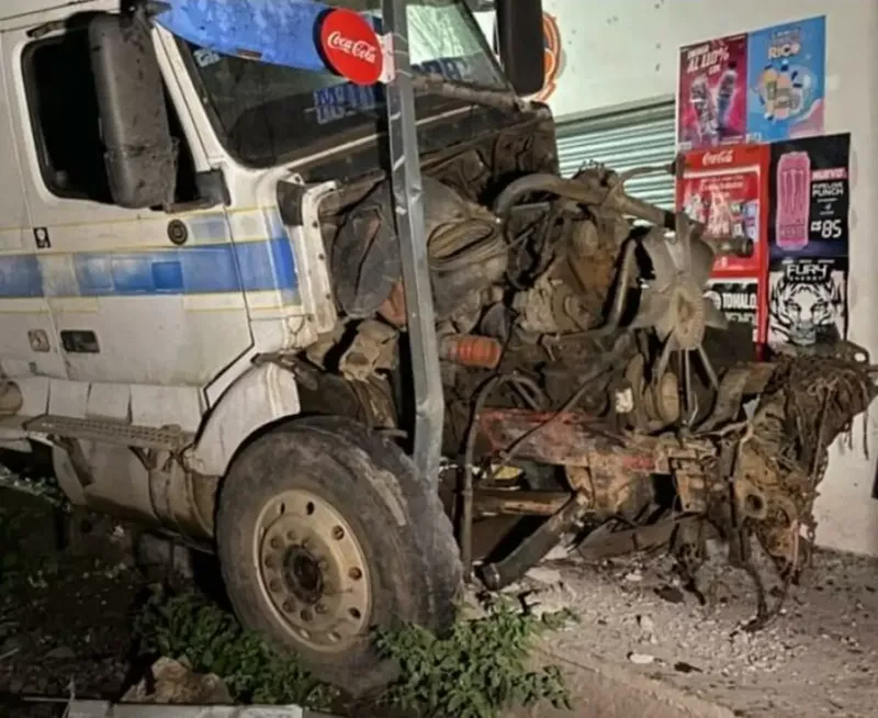 Cabezal se estrella en negocio y deja daños en carretera Boaco-Managua