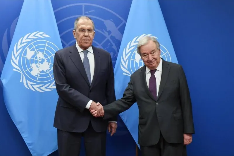 Lavrov aborda el conflicto ucraniano con el jefe de la ONU y le entrega informe sobre falsificaciones de Bucha