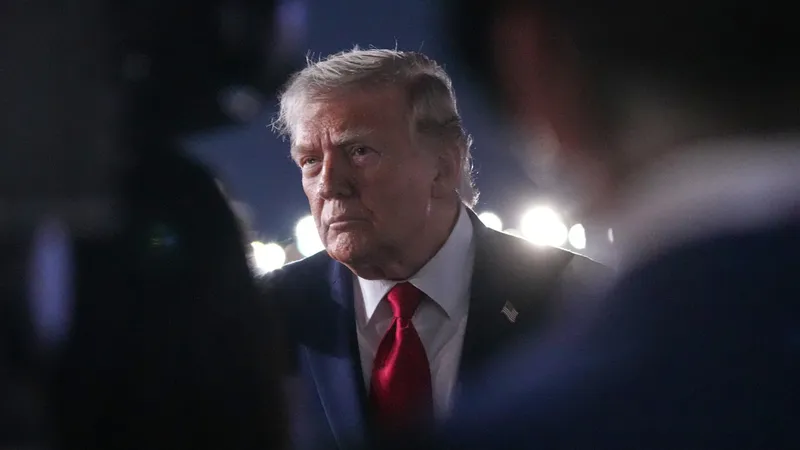 Trump amenaza con "bombardear Irán sin piedad si no firma el acuerdo"