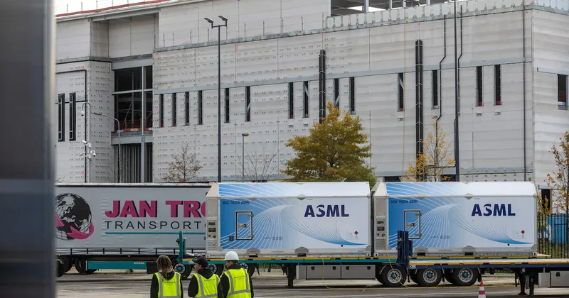 ASML planea subir el precio de sus máquinas y enfrentaría resistencia de TSMC, según informe