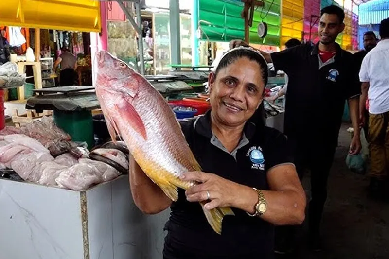 Precios estables y buena oferta de mariscos en el mercado Israel Lewites